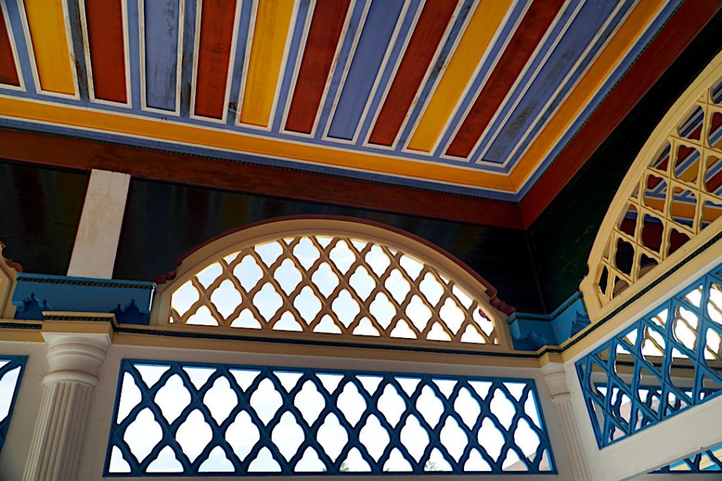 Tirage photo décoration - détail architecture marocaine boiseries colorées - Les couleurs du Maghreb