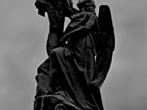 Ange agenouillé tirage fine art édition limitée - statue funéraire croix - Cimetière catholique de Lachine