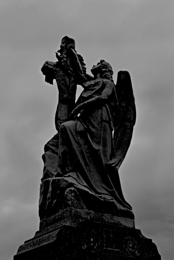Ange agenouillé tirage fine art édition limitée - statue funéraire croix - Cimetière catholique de Lachine
