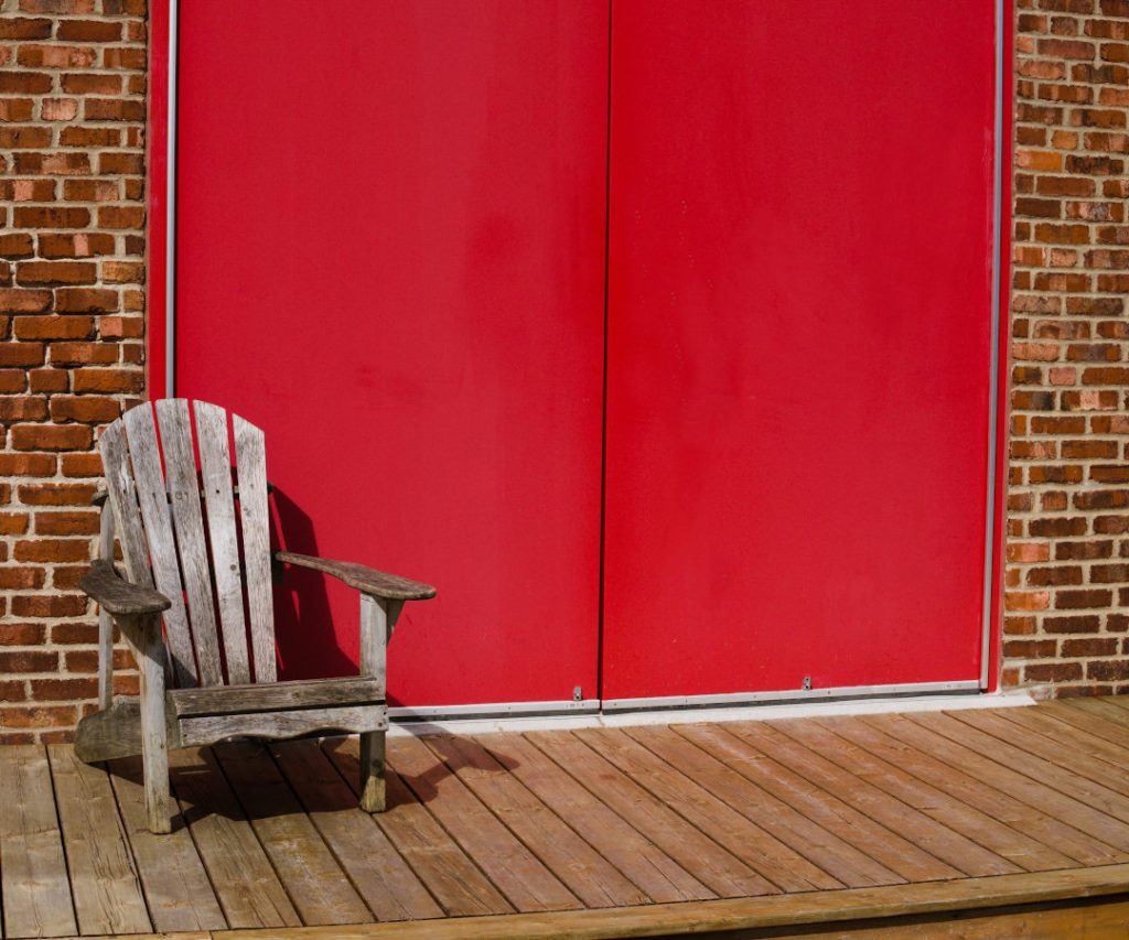 Chaise Adirondack tirage fine art édition limitée - mur de briques rouges Montréal - Adirondack au soleil