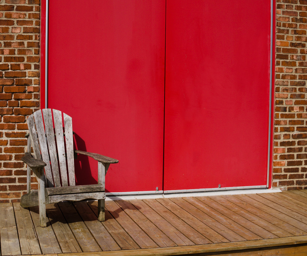 Chaise Adirondack tirage fine art édition limitée - mur de briques rouges Montréal - Adirondack au soleil