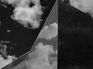 Architecture verre et ciel tirage fine art édition limitée - reflets de nuages Montréal - Verre et Ciel